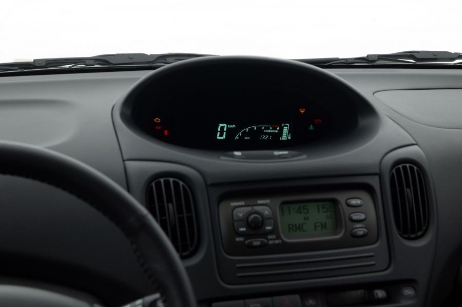 Toyota Yaris Verso 2003 года  (фото 18 из 43)